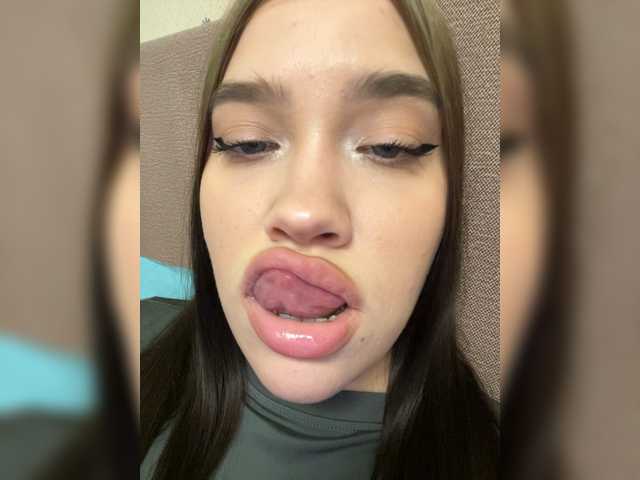 Glossmixdoll's BongaCams show and profile