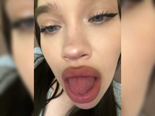 Glossmixdoll's BongaCams show and profile