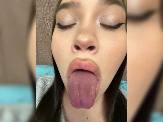 Glossmixdoll's BongaCams show and profile