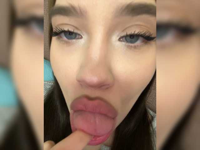 Glossmixdoll's BongaCams show and profile