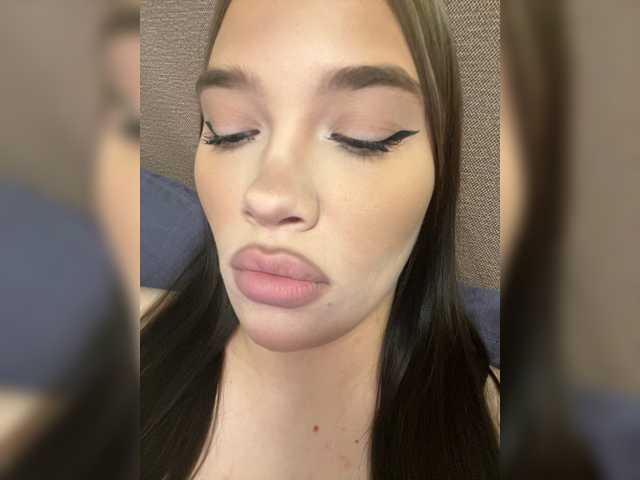 Glossmixdoll's BongaCams show and profile