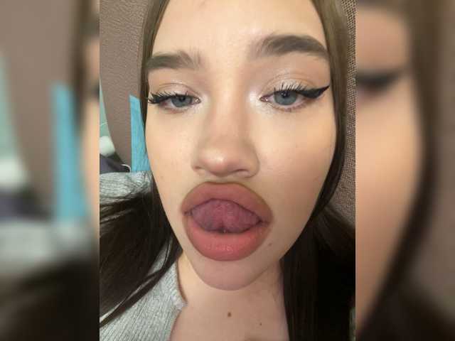 Glossmixdoll's BongaCams show and profile