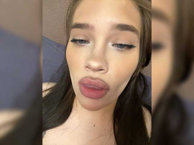 Glossmixdoll's BongaCams show and profile