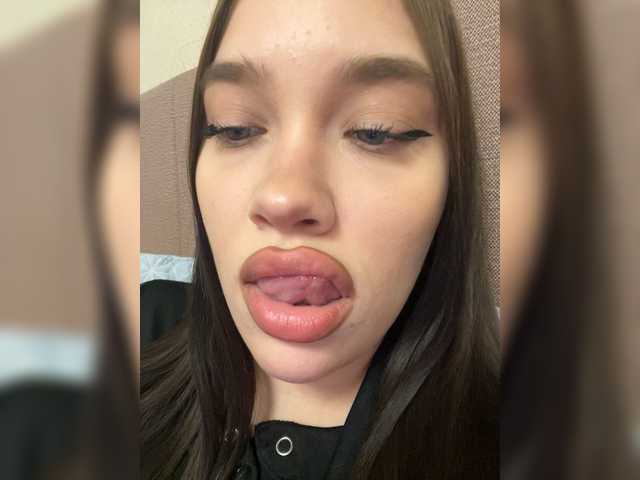 Glossmixdoll's BongaCams show and profile