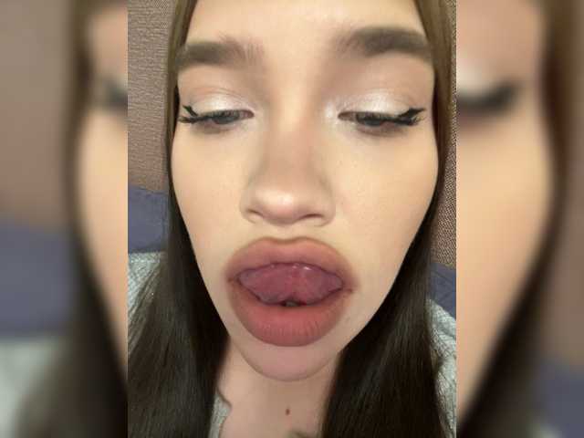 Glossmixdoll's BongaCams show and profile