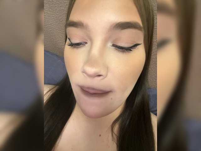 Glossmixdoll's BongaCams show and profile