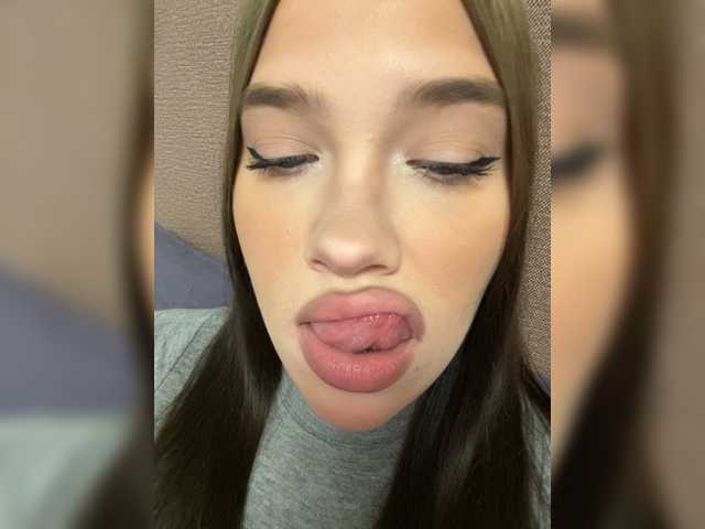 Glossmixdoll's BongaCams show and profile