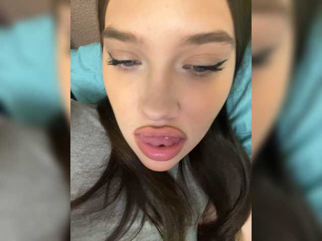 Glossmixdoll's BongaCams show and profile