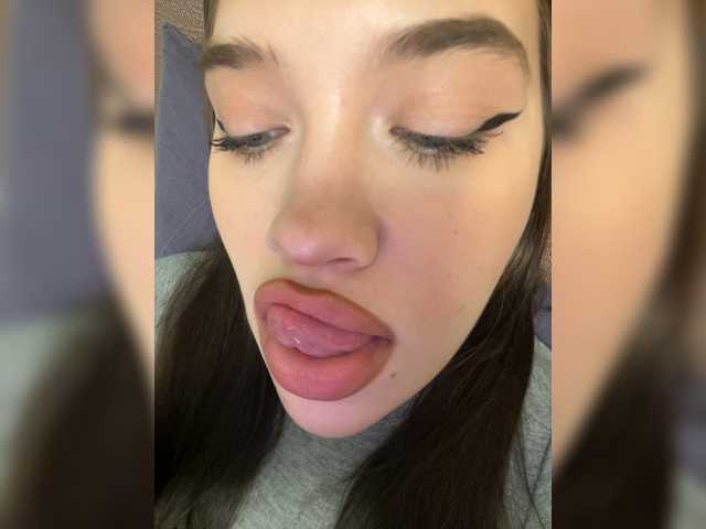 Glossmixdoll's BongaCams show and profile