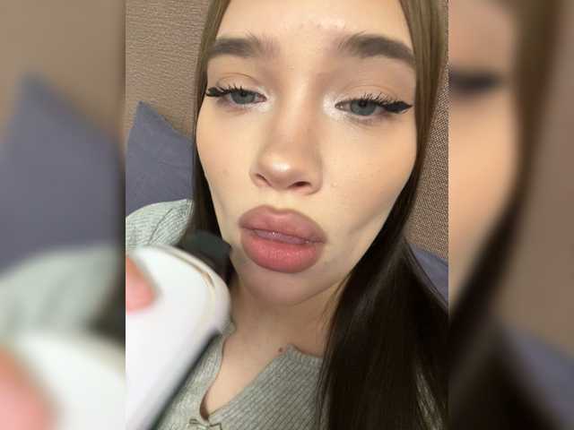 Glossmixdoll's BongaCams show and profile