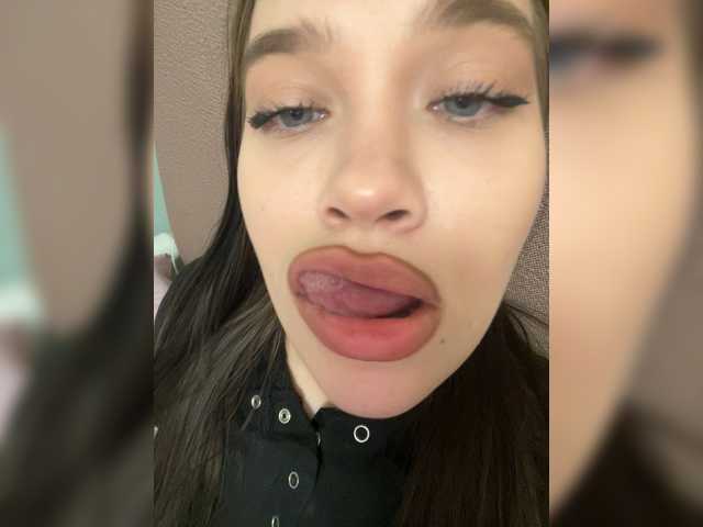 Glossmixdoll's BongaCams show and profile