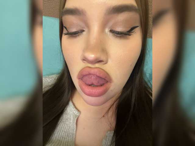 Glossmixdoll's BongaCams show and profile