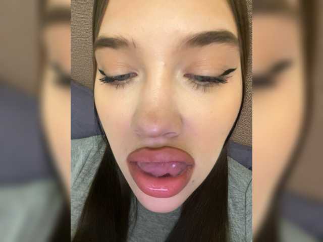 Glossmixdoll's BongaCams show and profile