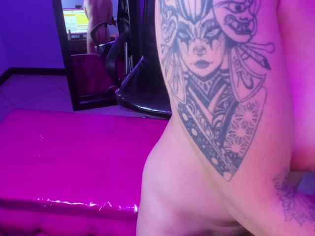 VeronicaCream webcam