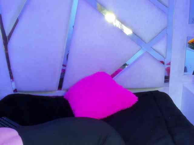 VeronicaCream webcam