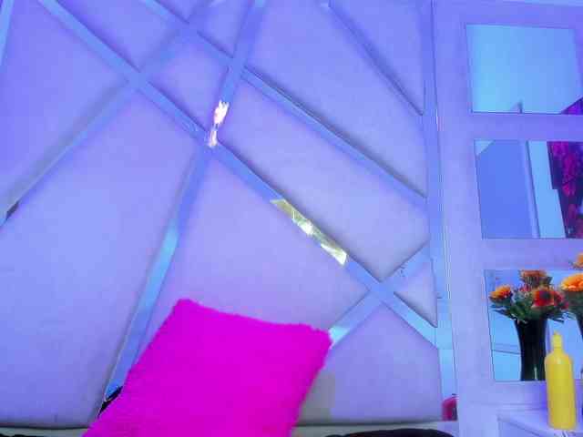 VeronicaCream webcam