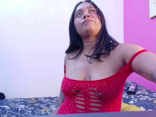 curvybrunnete webcam