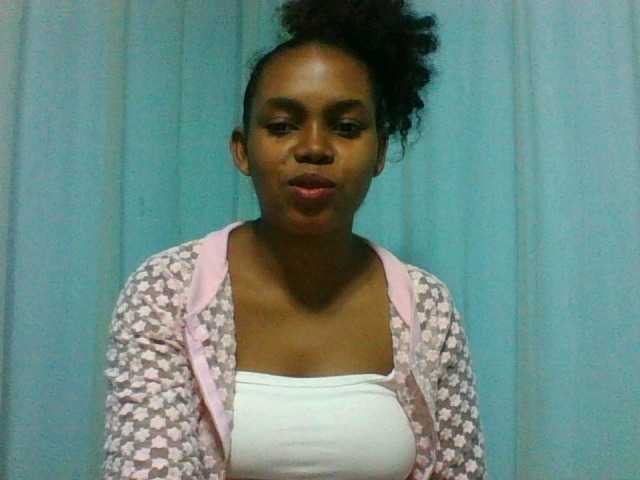 Elinah vous attend pour discuter, flirter et plus sur bongacams