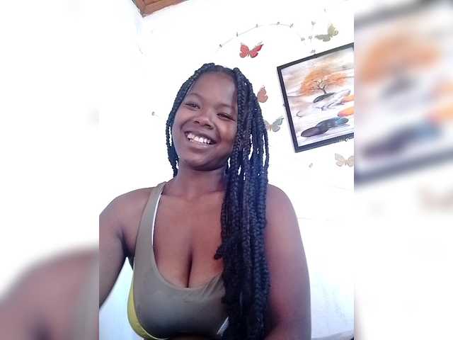 le modèle Sayrahsexy est en webcam porno dans un show sur le site bongacams, il possède les tags suivants: Ebony,Brunette,Hairy