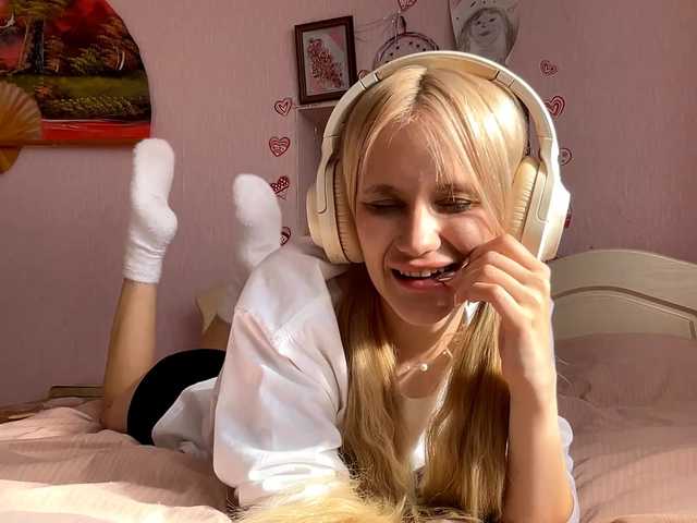 LeilaGerveler — Heey :) pm -5tks Topless 111 tks Rub pussy - 50 Goal :  Finger in my cute ass 