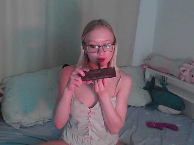 Chloe1love's BongaCams show and profile