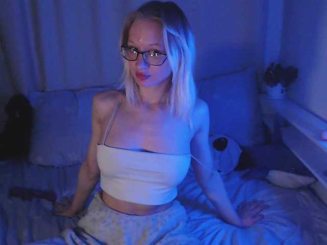 Chloe1love's BongaCams show and profile