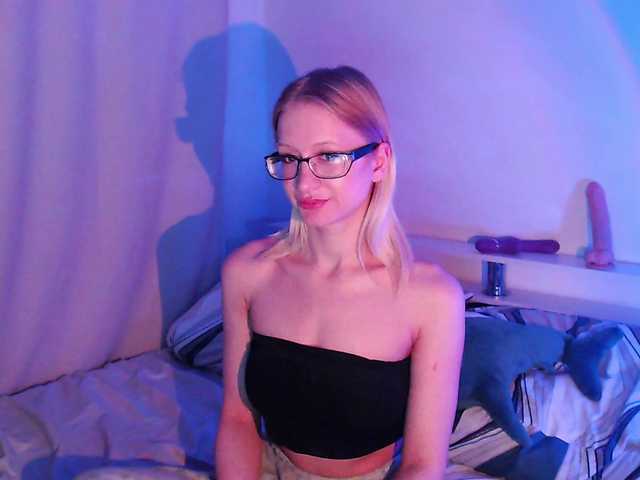 Chloe1love's BongaCams show and profile