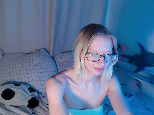 Chloe1love's BongaCams show and profile