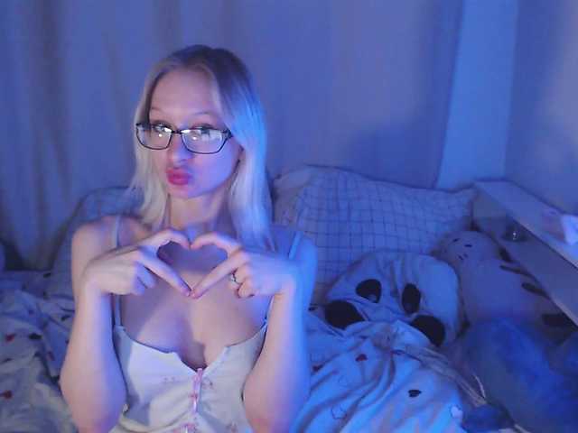 Chloe1love's BongaCams show and profile