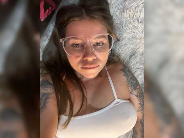 ELIZABETH-PLANET's BongaCams show and profile