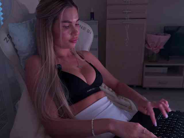 enter chatroom AlexaRayS