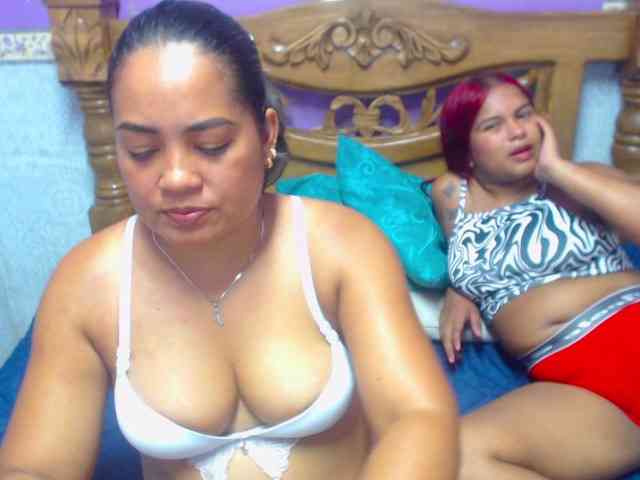 LuluAndBella webcam