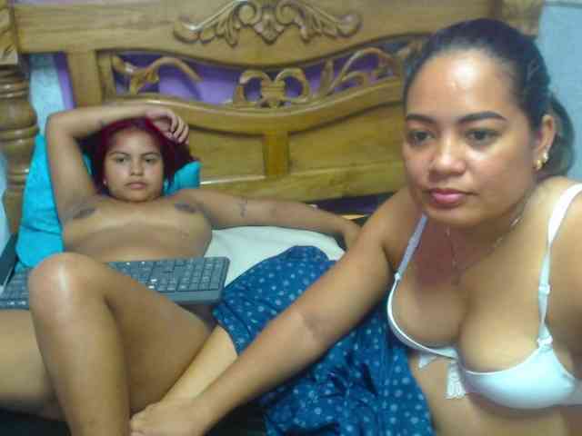 LuluAndBella webcam