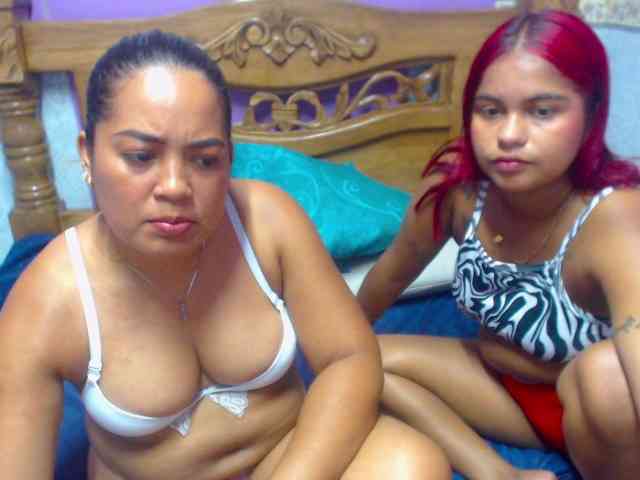 LuluAndBella webcam