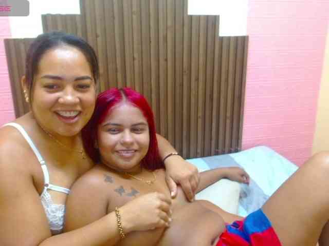 LuluAndBella webcam