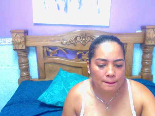 LuluAndBella webcam