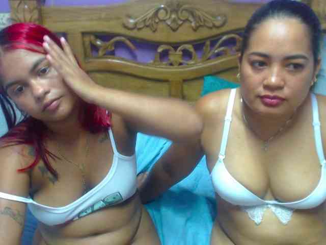 LuluAndBella webcam