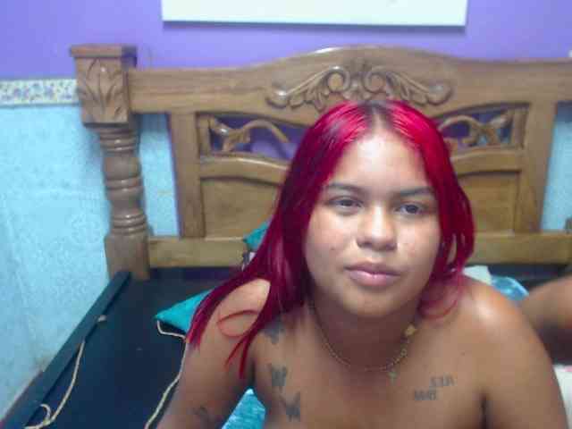 LuluAndBella webcam