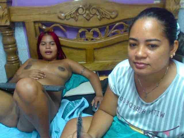 LuluAndBella webcam