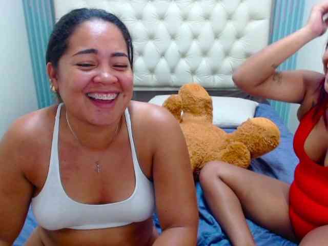 LuluAndBella webcam