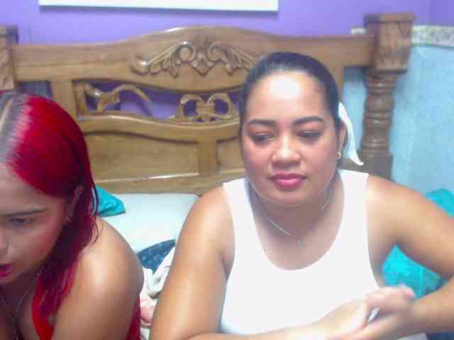 LuluAndBella webcam