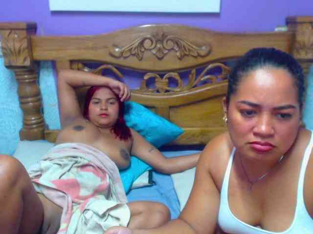 LuluAndBella webcam