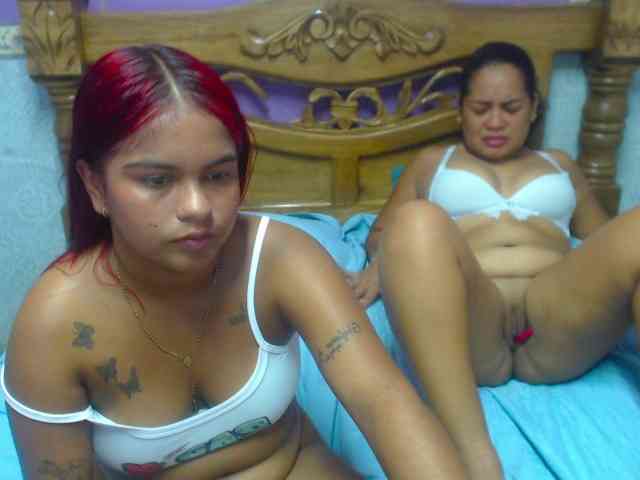 LuluAndBella webcam