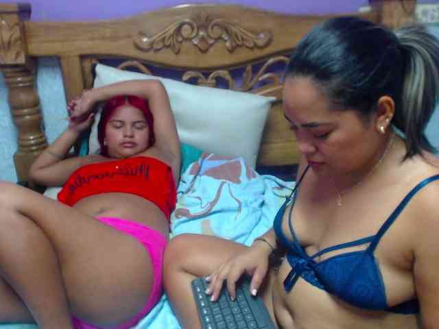 LuluAndBella webcam