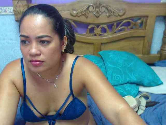 LuluAndBella webcam