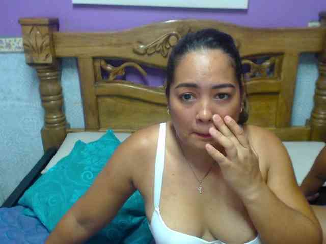 LuluAndBella webcam
