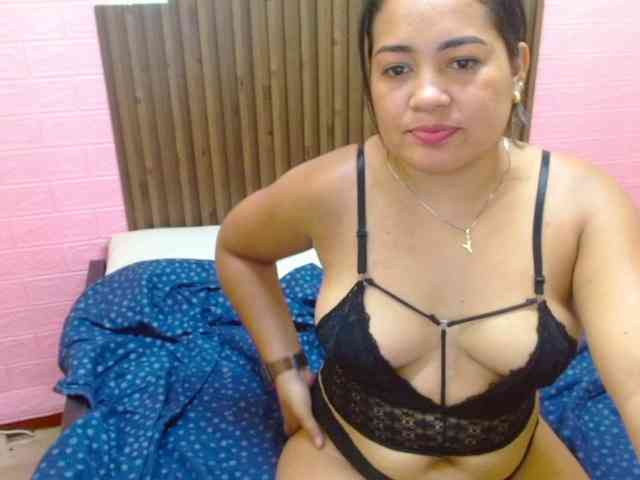 LuluAndBella webcam