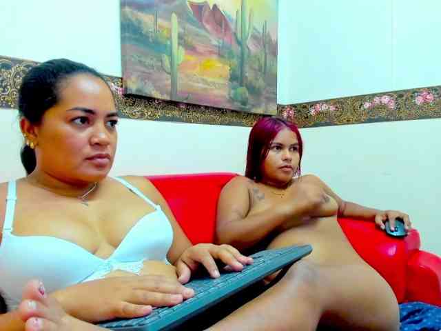 LuluAndBella webcam