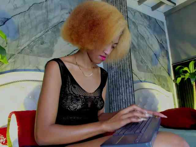 Alisha-Ebonyy webcam