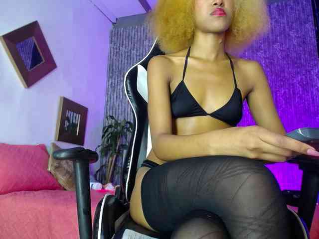 Alisha-Ebonyy webcam